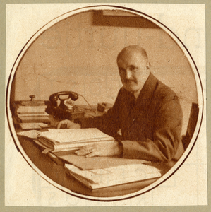 106039 Portret van G.G. Pekelharing (geb. 1886), referendaris bij de gemeentesecretarie te Utrecht, voor zijn vertrek ...